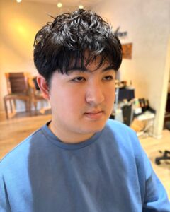 ルーズパーマで動きのあるショートヘア